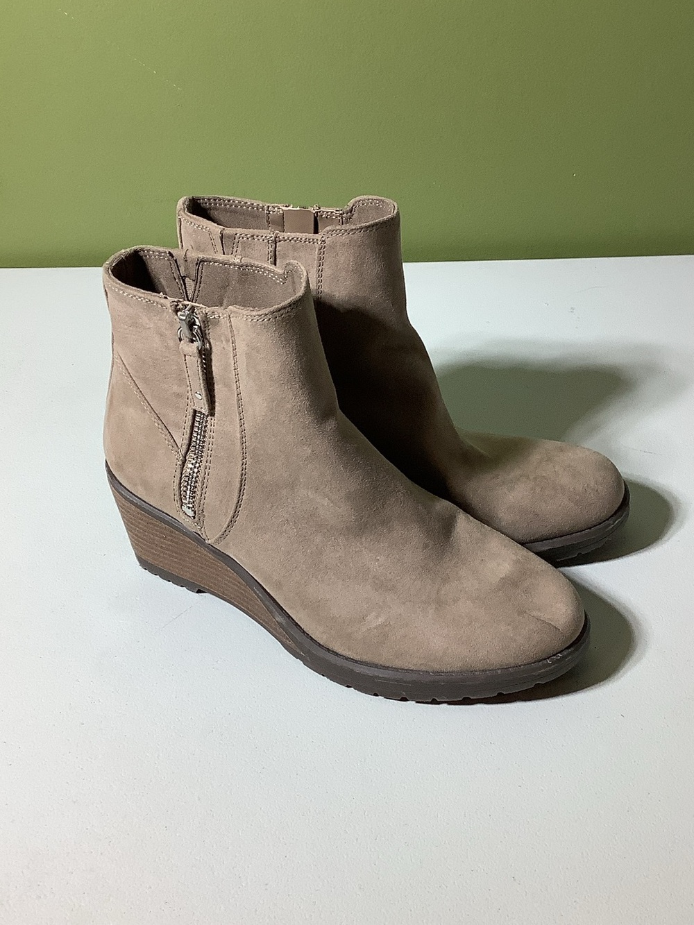 Dr. Scholl’s tan suede booties, size 7.5